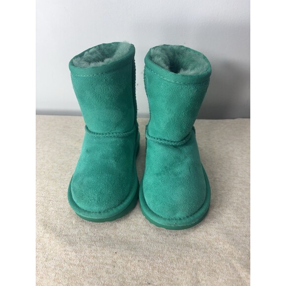UGG Kids' Classic Short II Water Resistant Genuine Shearling Boot  Green Sz 7 - Picture 1 of 10